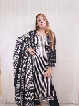 Straip Boutique ( Black )